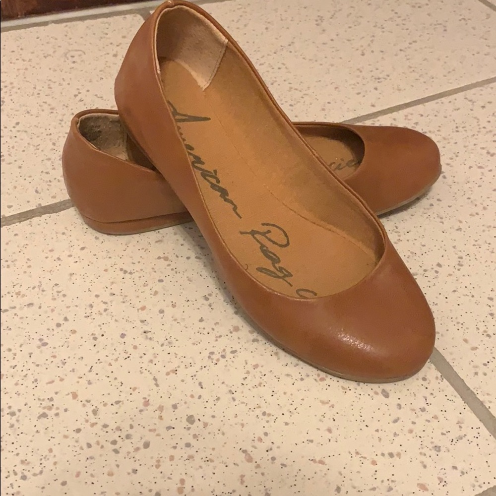 Camel round-toe flats